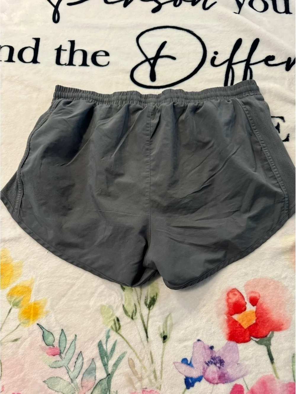 Under Armor Womens Medium Gray Running Shorts Athletic Gym Workout Size M
